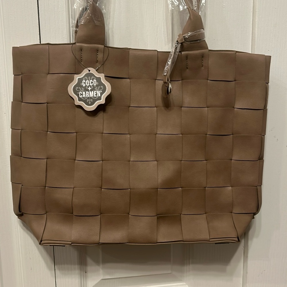 Stylish oak colored bag, long shoulder straps, squared pattern= unique design 🩷